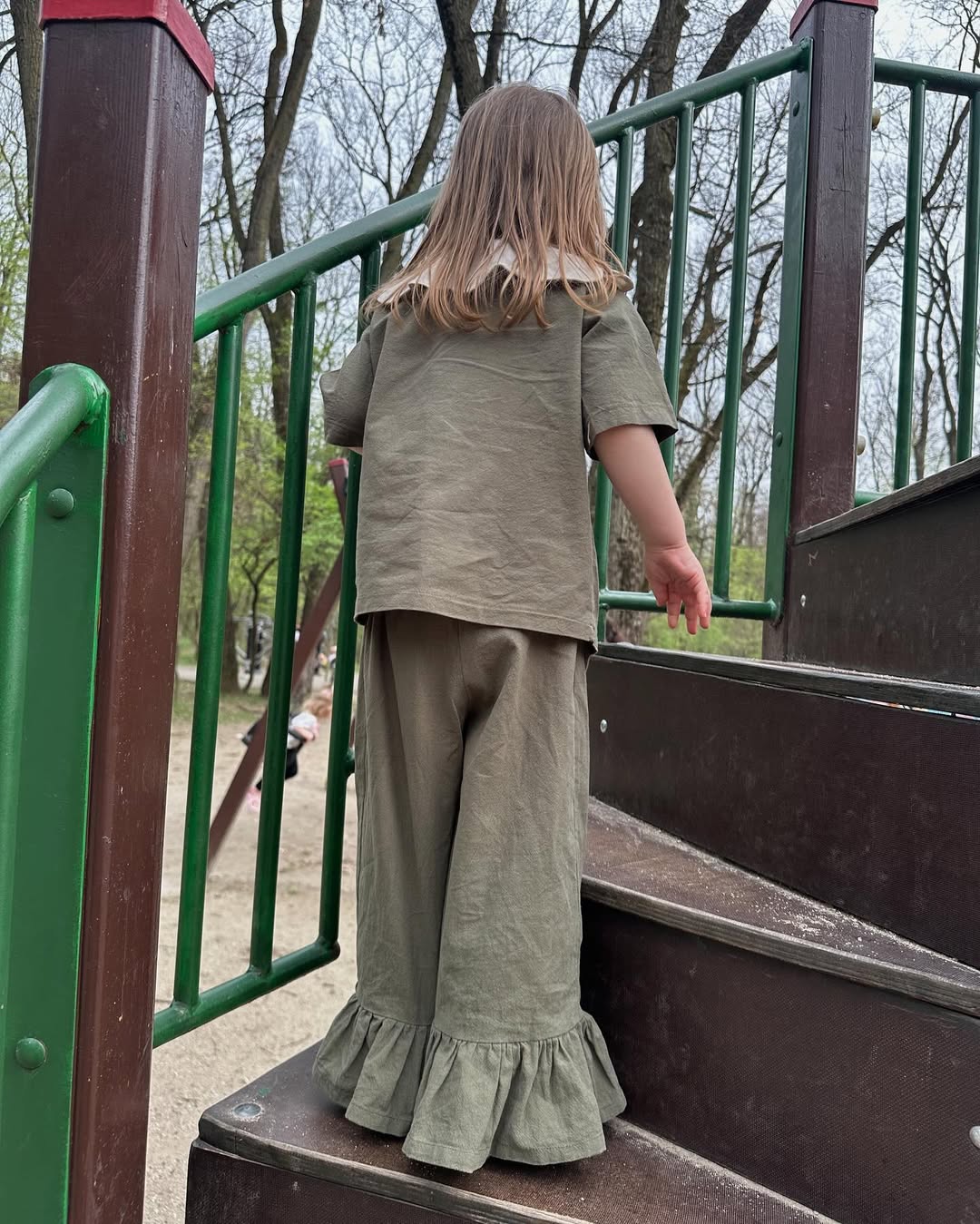 Set verde măsliniu cu volănașe pentru fetițe – handmade din 100% bumbac texturat – Handmade Lilisicopiii - imagine 2